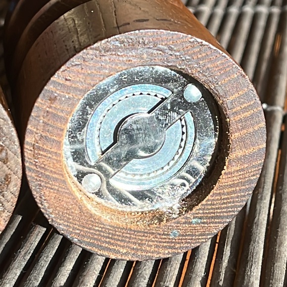 Pair of wood salt shaker and pepper mill, marked Japan - Picture 7 of 9